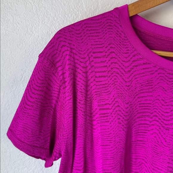 Lululemon Train to Be Seamless Tee - Ripple Wave Purple Highlight/Magenta Purple - Picture 3 of 6